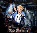 [BZ포토] 김준수, 팬들 사이를 질주!