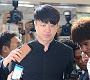 [BZ포토] '성폭행 논란' 유상무, 굳은 표정으로 출두