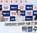 [BZ포토] 김명민, 김영애, 제 연기는 다 선배님 덕분이죠~