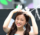 [BZ포토] 에이프릴 진솔, 팬들에게 보내는 대왕 하트