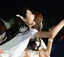 [BZ포토] 아이오아이 주결경, 팬들에게 사랑을 던져~