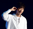 [BZ포토] B1A4 진영, 인이어 정리하는 프로의 모습