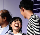 [BZ포토] 김향기, 오빠 바라보며 까르르~