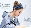 [BZ포토] 이민정, 사인도 열심히