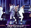 [BZ포토] 김준수, 많은 댄서들 사이에서도 빛나