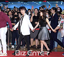 [BZ포토] 손 꼭 잡고 입장하는 '굿바이 싱글' 출연진