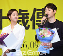 [BZ포토] 이제훈, '김고은'도 눈 못 떼게 하는 미남