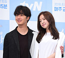 [BZ포토] 정일우, 손나은 어깨 감싸안고~