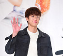 [BZ포토] 공명, 훈남의 손인사