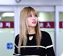 [BZ포토] 트와이스 모모, 마중나온 팬들 보고 깜놀 토끼눈