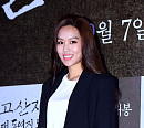 [BZ포토] 김희정, 깊게 패인 매력 보조개