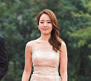[BZ포토] 아나운서 이지연, 한껏 들어올린 드레스 자락