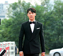 [BZ포토] 강민혁, 쭉쭉 뻗은 기럭지