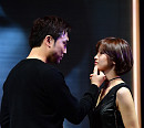 [BZ포토] 연극 '클로저', 서현우에게 턱 잡힌 박소담