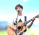 [BZ포토] 조형우, 기타치는 훈남