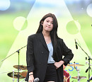 [BZ포토] 백예린, 각선미도 열일하는 음색 깡패