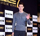 [BZ포토] 김우빈, 보고도 믿기지 않는 다리 길이