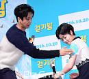 [BZ포토] FT아일랜드 이재진, 여배우 심은경 향한 매너손
