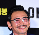 [BZ포토] 황정민, 색다른 핑크 안경