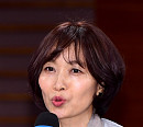 [BZ포토] '캐리어를 끄는 여자'의 권음미 작가