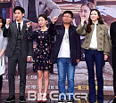 [BZ포토] '몬스터' 바통 이어받은 '캐리어를 끄는 여자'