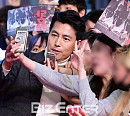 [BZ포토] 정우성, 팬서비스도 잘생겼어