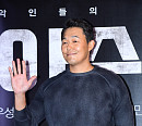 [BZ포토] 박성웅, 상남자의 손인사