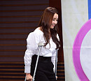 [BZ포토] 정유미, 목발 투혼