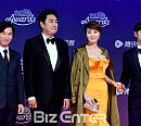 [BZ포토] tvN 10주년 시상식 레드카펫 대미를 장식한 '시그널'