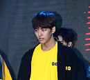 [BZ포토] 펜타곤 양홍석, '아이콘 보고 있나?'