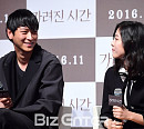[BZ포토] 강동원, 20살 차 신은수 바라보며 아빠 미소