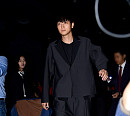 [BZ포토] 강동원, 긴 다리로 휘적휘적