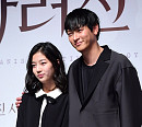 [BZ포토] 신은수-강동원, 20살 나이차 극복하는 비주얼