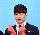 [BZ포토] 에릭, 주황공주 보고 있나?