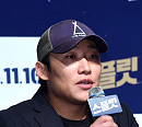 [BZ포토] 인사말 전하는 '스플릿'의 감독 최국희