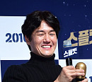 [BZ포토] 유지태, 볼링핀 트로피 받고 건치 미소