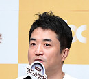 [BZ포토] 인사말 전하는 '한끼줍쇼' 윤현준 CP