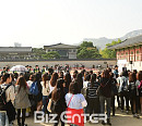 [BZ포토] '구르미 그린 달빛' 팬사인회로 경복궁이 인산인해!