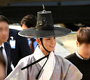 [BZ포토] 박보검, 경복궁 밝히는 햇살 미소