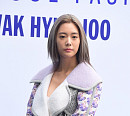 [BZ포토] 클라라, 트임 사이로 속바지 노출