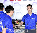 [BZ포토] 김수현, 동료 볼러와 하이터치