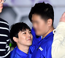 [BZ포토] 이홍기, 동료 볼러와 기쁨의 포옹