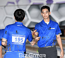 [BZ포토] 이홍기-김수현, 미남 볼러들의 하이터치