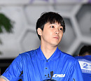 [BZ포토] 이홍기, 볼링공 품에 꼭 안고