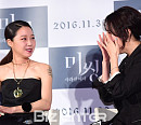 [BZ포토] 공효진, 울고 있는 엄지원이 걱정스러워~