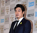 [BZ포토] 조진웅, 가슴에 단 노란 리본