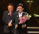 [BZ포토] 수상소감 전하는 엄용수