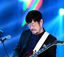 [BZ포토] 김창완, 카리스마 넘치는 기타 선율