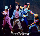 [BZ포토] 박형준, '담배가게 아가씨'를 향한 열창!