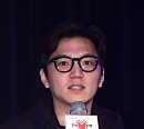 [BZ포토] 질의에 답하는 작곡가 이단옆차기 박장근
